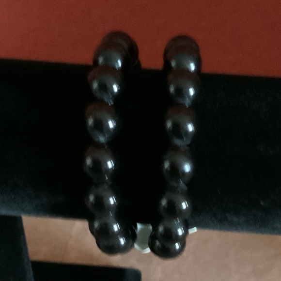Black beaded bracelet with white flower - Picture 2 of 2